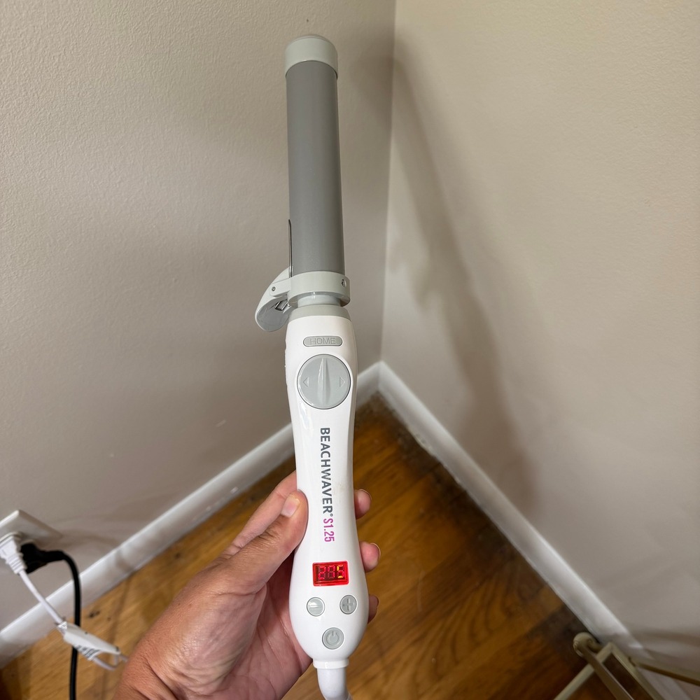 Beachwaver S1.25 Rotating Curling Iron Dual Voltage White Tested Working